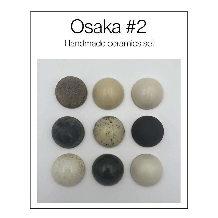 Osaka set van 9 keramische wandkoepels in zwart en gebroken wit, diameter per koepel ca. 9.5 cm