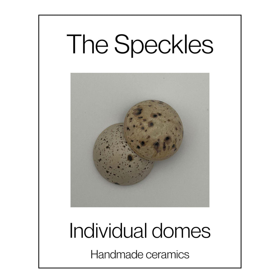 Handgemaakte keramische wandkoepel met gespikkeld glazuur, diameter per koepel ca. 9.5 cm