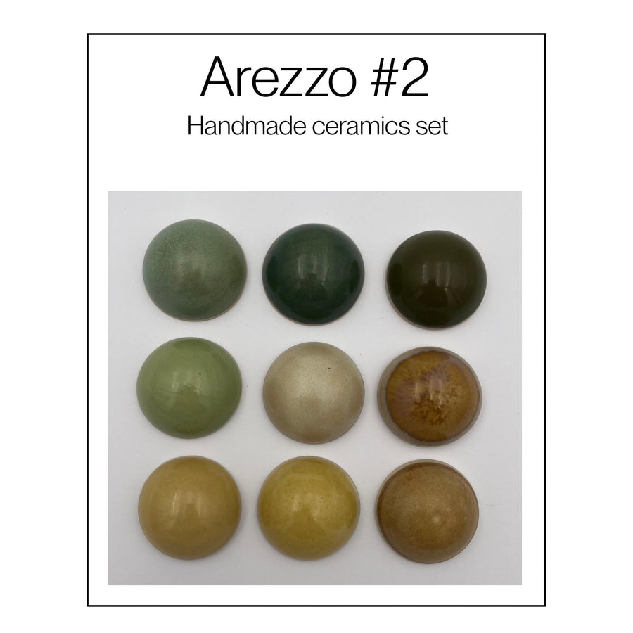 Arezzo keramische wanddecoratie, 9 koepels in olijfgroen, oker en goudgeel, diameter per koepel ca. 9.5 cm