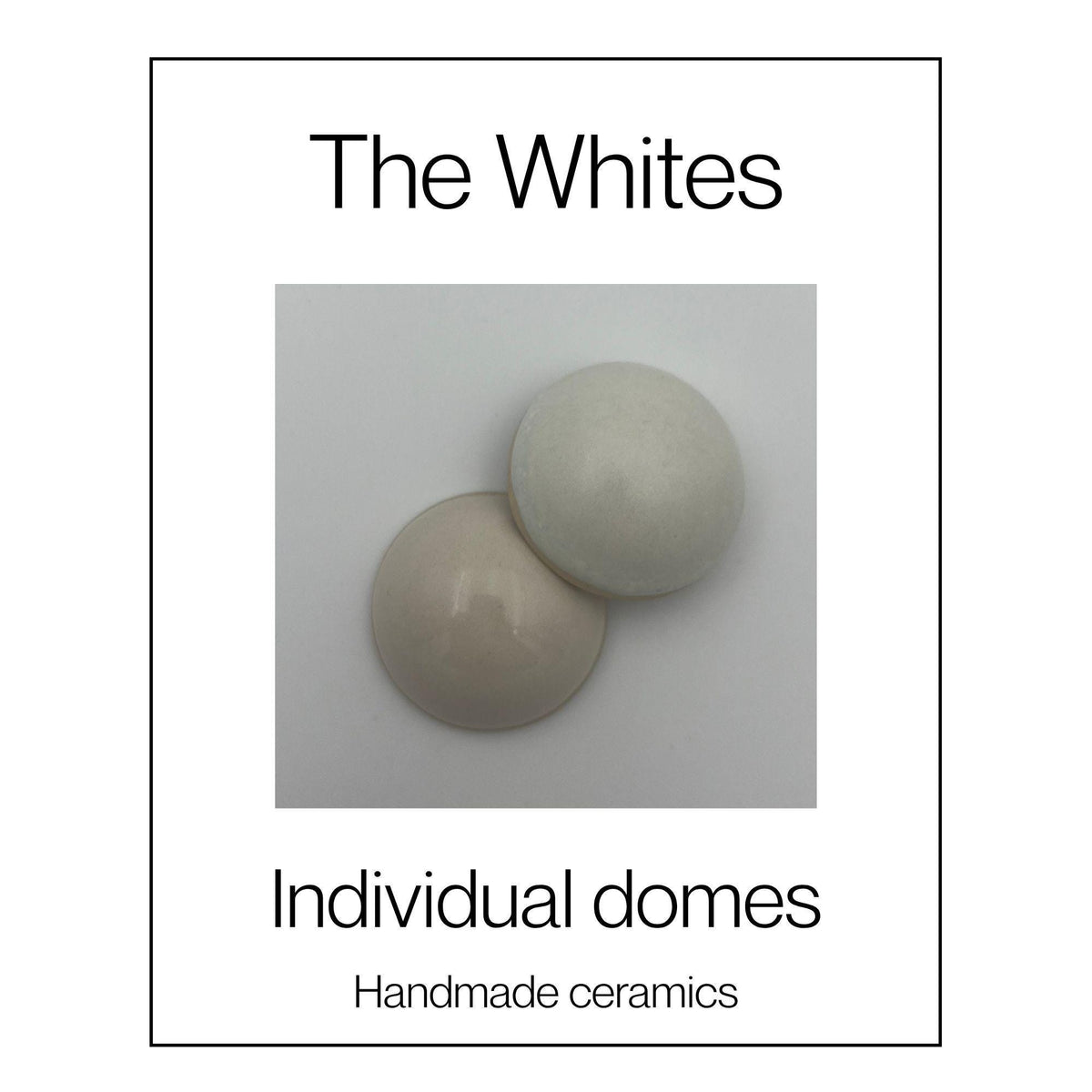 Handgemaakte keramische wandkoepel uit de reeks in wit en gebroken wit, diameter ca. 9.5 cm