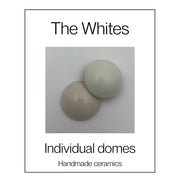 Handgemaakte keramische wandkoepel uit de reeks in wit en gebroken wit, diameter ca. 9.5 cm