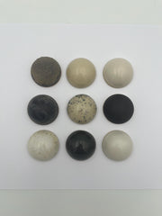 Osaka set van 9 keramische wandkoepels in zwart en gebroken wit, diameter per koepel ca. 9.5 cm