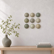 Stockholm set van 9 keramische wandkoepels in saliegroen en neutrale tinten, diameter per koepel ca. 9.5 cm