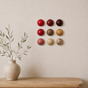 Ibiza keramische wanddecoratie in neutrale aardetinten, 9 koepels, diameter per koepel ca. 9.5 cm