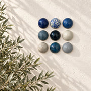 Santorini keramische wanddecoratie in blauw en wit, 9 koepels, diameter per koepel ca. 9.5 cm