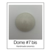 Handgemaakte keramische wandkoepel uit de reeks in wit en gebroken wit, diameter ca. 9.5 cm