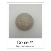 Handgemaakte keramische wandkoepel in warme beigetinten met glazuur, diameter ca. 9.5 cm