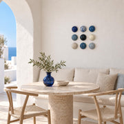 Santorini keramische wanddecoratie in blauw en wit, 9 koepels, diameter per koepel ca. 9.5 cm