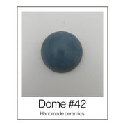 Handgemaakte keramische wandkoepel in blauwtinten, diameter per koepel ca. 9.5 cm