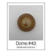 Handgemaakte keramische wandkoepel in bruintinten met glazuur, diameter ca. 9.5 cm