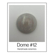 Handgemaakte keramische wandkoepel uit de reeks in wit en gebroken wit, diameter ca. 9.5 cm