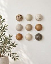 Stockholm set van 9 handgemaakte keramische wandkoepels in warme aardetinten, diameter per koepel ca. 9.5 cm