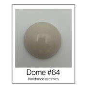 Handgemaakte keramische wandkoepel uit de reeks in wit en gebroken wit, diameter ca. 9.5 cm