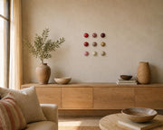 Ibiza keramische wanddecoratie in neutrale aardetinten, 9 koepels, diameter per koepel ca. 9.5 cm