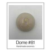 Handgemaakte keramische wandkoepel in warme beigetinten met glazuur, diameter ca. 9.5 cm