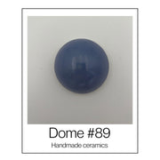 Handgemaakte keramische wandkoepel in blauwtinten, diameter per koepel ca. 9.5 cm