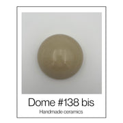 Handgemaakte keramische wandkoepel in warme beigetinten met glazuur, diameter ca. 9.5 cm