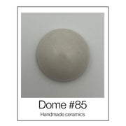Handgemaakte keramische wandkoepel uit de reeks in wit en gebroken wit, diameter ca. 9.5 cm