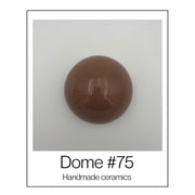 Handgemaakte keramische wandkoepel in bruintinten met glazuur, diameter ca. 9.5 cm