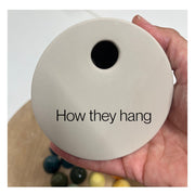 Handgemaakte keramische wandkoepel uit de reeks in wit en gebroken wit, diameter ca. 9.5 cm