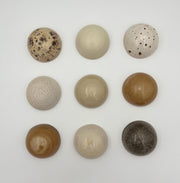 Stockholm set van 9 handgemaakte keramische wandkoepels in warme aardetinten, diameter per koepel ca. 9.5 cm