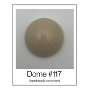 Handgemaakte keramische wandkoepel in warme beigetinten met glazuur, diameter ca. 9.5 cm